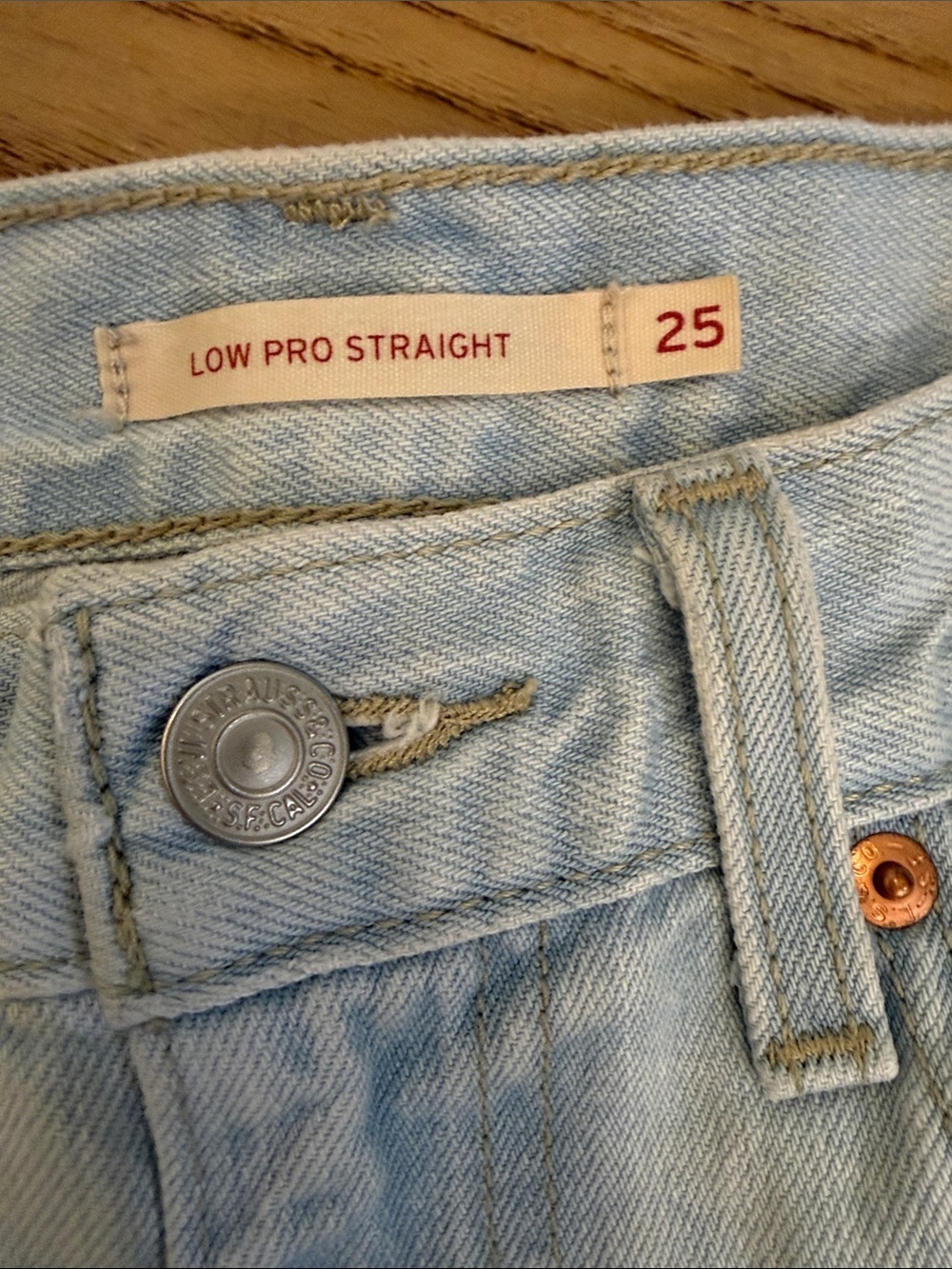 Levi’s Low Pro Straight light wash jeans women’s size 25 distressed - Picture 3 of 5